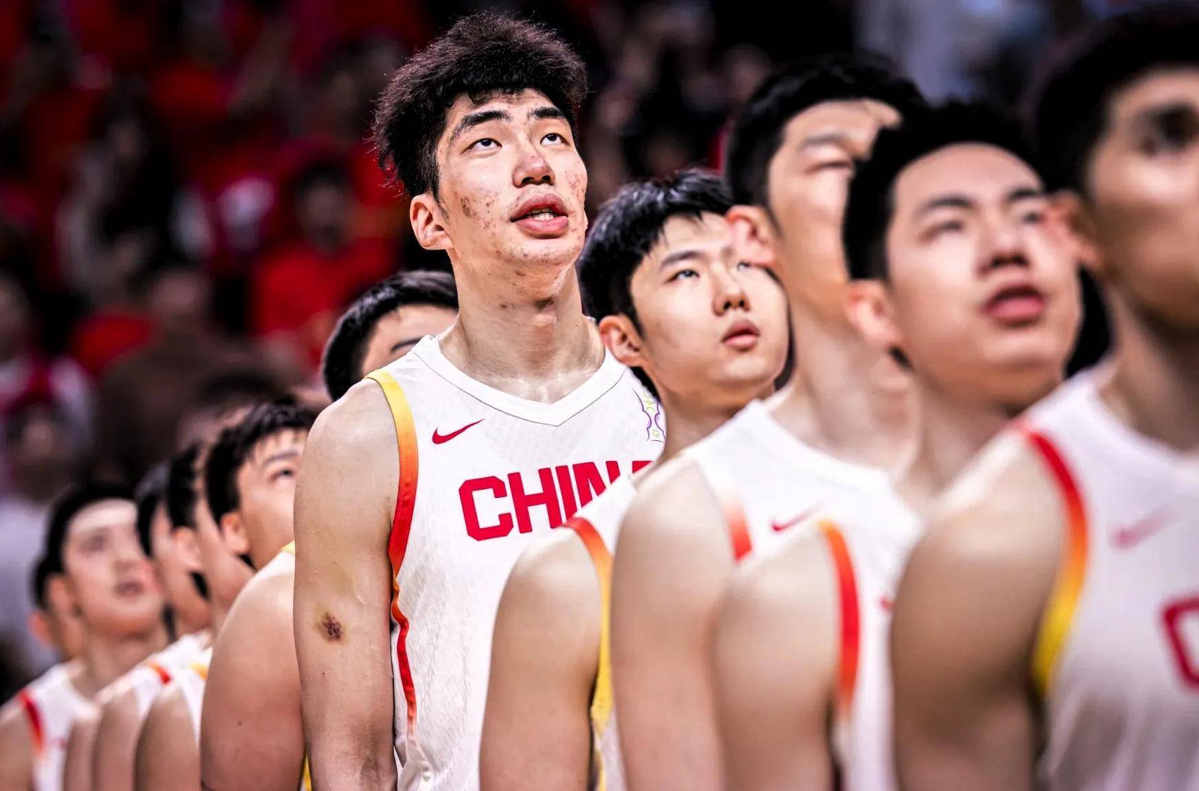 九游官网-山东男篮训练开放日；国际比赛日防线松动引欢呼；欧超杯在即；纪律约束更严格